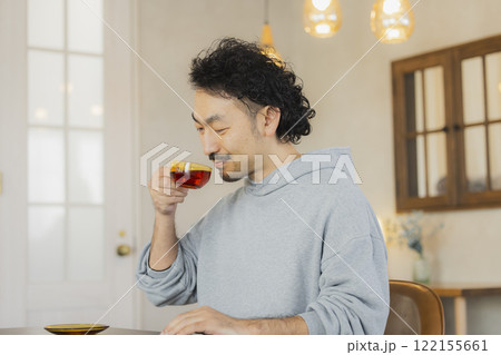 カフェの男性 122155661