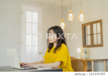 黄色いワンピースの女性 黄色いワンピースの女性 122155707