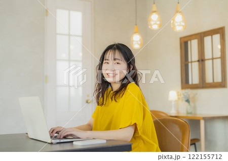 黄色いワンピースの女性 122155712