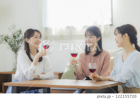 お酒のグラスを持つ女性 122155720