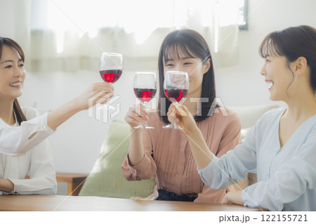 リビングでお酒のグラスを持つ女性 122155721