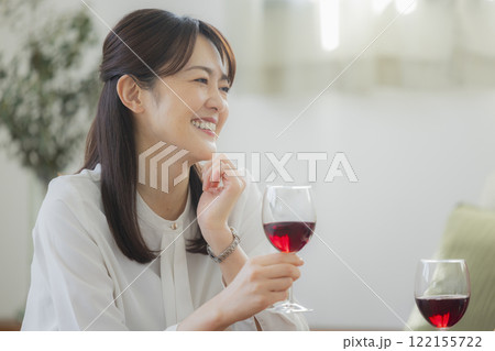 リビングでお酒のグラスを持つ女性 122155722