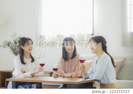 お酒のグラスを持つ女性 122155727