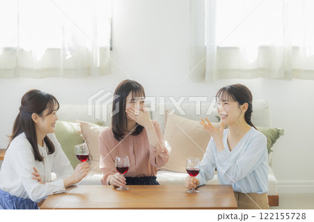 お酒のグラスを持つ女性 122155728