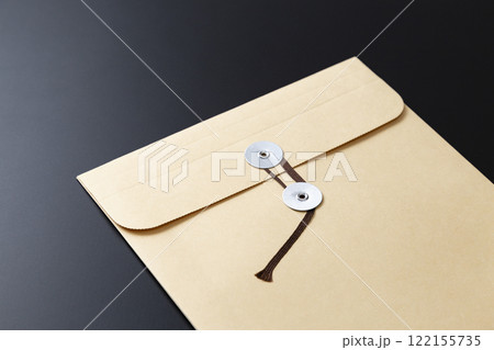 黒背景に重要書類の入った封筒 122155735