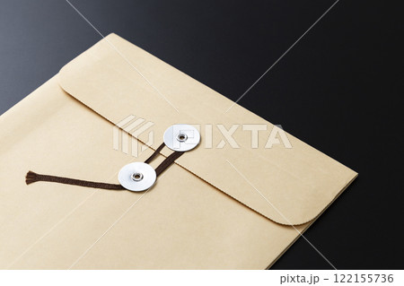 黒背景に重要書類の入った封筒 122155736