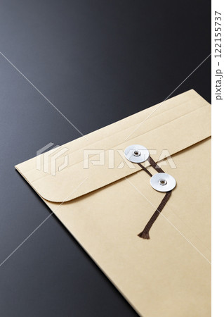 黒背景に重要書類の入った封筒 122155737