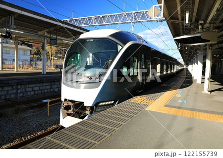 伊東駅に停車中のサフィール踊り子号(日本 静岡県伊東市) 伊東駅に停車中のサフィール踊り子号(日本 静岡県伊東市) 122155739