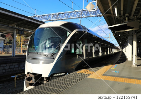 伊東駅に停車中のサフィール踊り子号(日本 静岡県伊東市) 伊東駅に停車中のサフィール踊り子号(日本 静岡県伊東市) 122155741