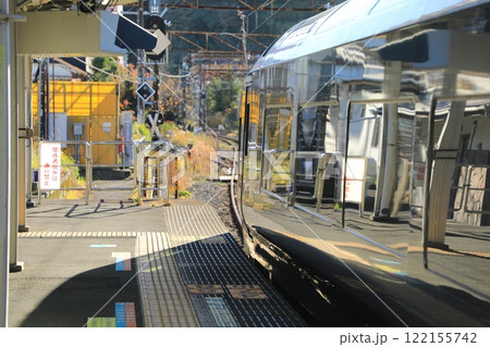 伊東駅を出発するサフィール踊り子号(日本 静岡県伊東市) 伊東駅を出発するサフィール踊り子号(日本 静岡県伊東市) 122155742