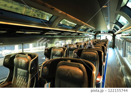 サフィール踊り子号、プレミアムグリーンの車内（日本 静岡県伊東市） 122155744