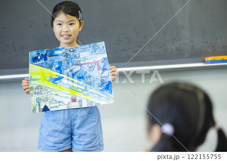 工作を持って発表する小学生 工作を持って発表する小学生 122155755
