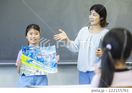 工作を持って発表する小学生 122155761