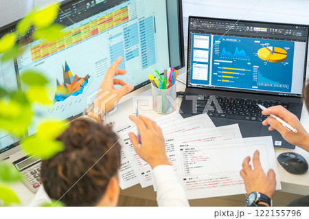 男性エンジニア　事業計画　分析　グラフ　ビジネスマン　2人 122155796