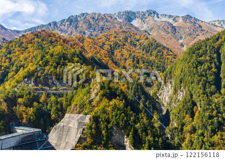 秋の立山黒部アルペンルート　黒部ダムから立山側の眺望 122156118