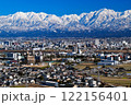 呉羽山から眺めた富山市街地と雪の立山連峰 122156401