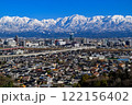 呉羽山から眺めた富山市街地と雪の立山連峰 122156402