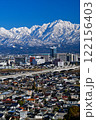 呉羽山から眺めた富山市街地と雪の立山連峰 122156403