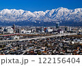 呉羽山から眺めた富山市街地と雪の立山連峰 122156404
