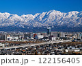 呉羽山から眺めた富山市街地と雪の立山連峰 122156405