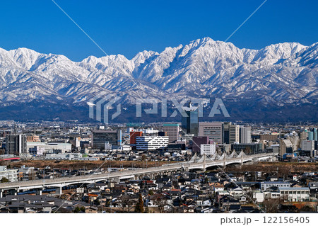 呉羽山から眺めた富山市街地と雪の立山連峰 122156405
