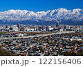 呉羽山から眺めた富山市街地と雪の立山連峰 122156406