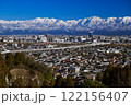 呉羽山から眺めた富山市街地と雪の立山連峰 122156407