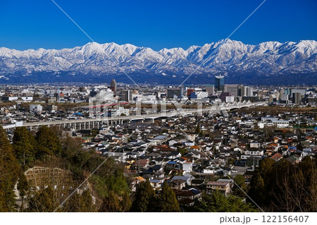 呉羽山から眺めた富山市街地と雪の立山連峰 122156407