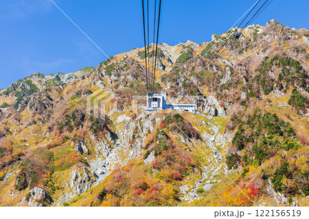 秋の立山黒部アルペンルート　紅葉の立山ロープウェイ 122156519
