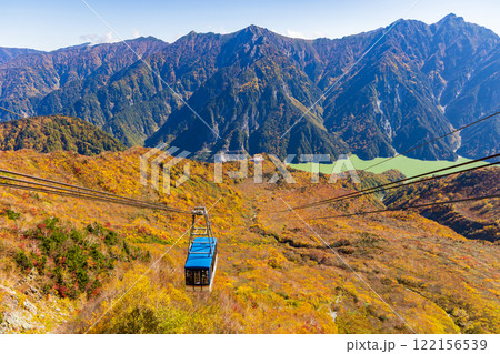 秋の立山黒部アルペンルート　紅葉の大観峰からの眺望 122156539