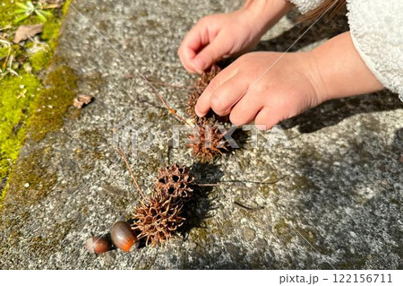 木の実で遊ぶ女の子の秋の思い出 木の実で遊ぶ女の子の秋の思い出 122156711