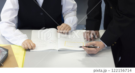 勉強をする中学生男女 122156714