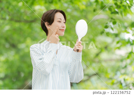 自然の中で鏡を見る女性 自然の中で鏡を見る女性 122156752