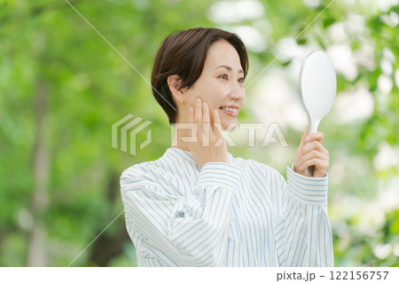 自然の中で鏡を見る女性 122156757