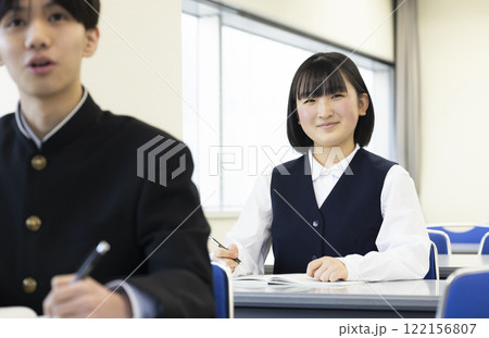 勉強をする学生男女 勉強をする学生男女 122156807