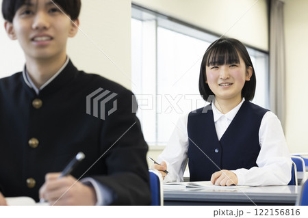 授業を受ける学生男女 授業を受ける学生男女 122156816