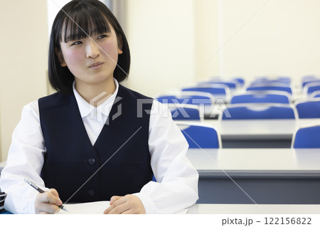 授業を受ける女子高生 授業を受ける女子高生 122156822
