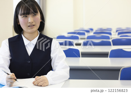 授業を受ける女子高生 授業を受ける女子高生 122156823