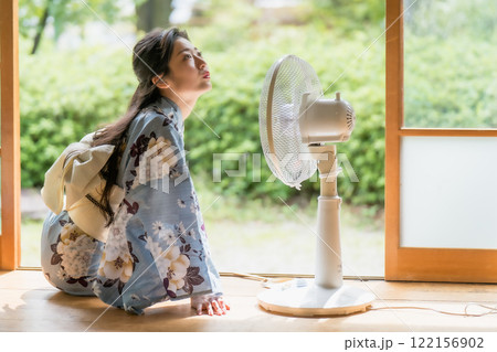 古民家の縁側で扇風機で涼む浴衣を着た若い女性 122156902