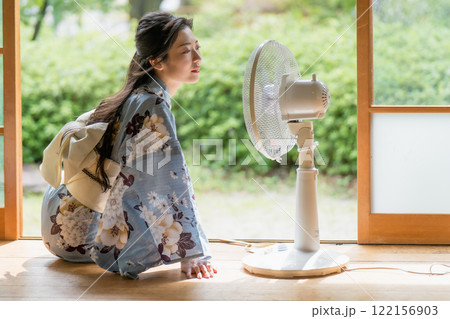 古民家の縁側で扇風機で涼む浴衣を着た若い女性 122156903