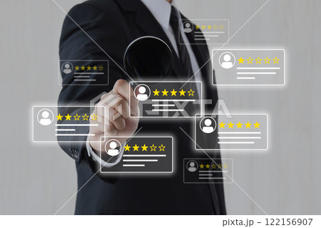 虫眼鏡でカスタマーレビューを分析するビジネスマン 虫眼鏡でカスタマーレビューを分析するビジネスマン 122156907