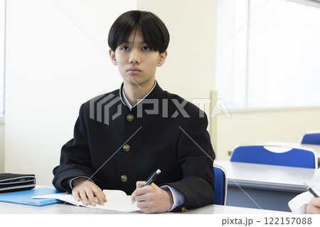 勉強をする男子学生 122157088
