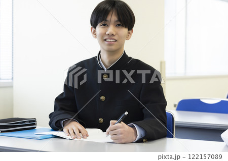 勉強をする男子学生 122157089