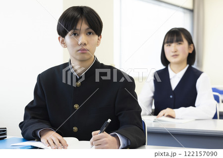 授業を受ける学生男女 122157090