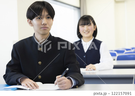 授業を受ける学生男女 122157091