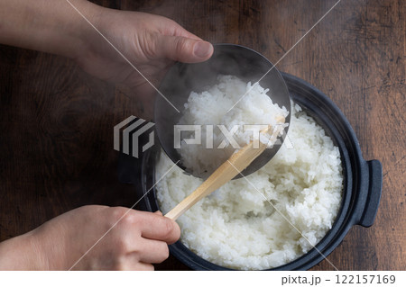 ご飯を器に盛る手元 122157169
