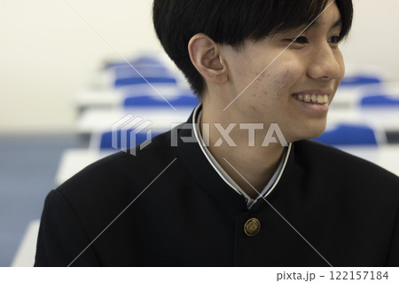 勉強をする男子学生 勉強をする男子学生 122157184