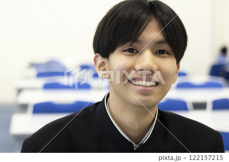 勉強をする男子学生 122157215