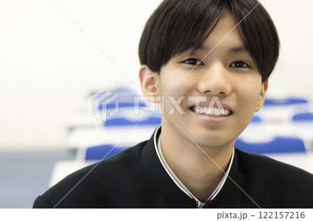 勉強をする男子学生 122157216