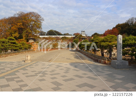 明石城 太鼓門跡から眺める坤櫓と巽櫓（兵庫県立明石公園） 122157226